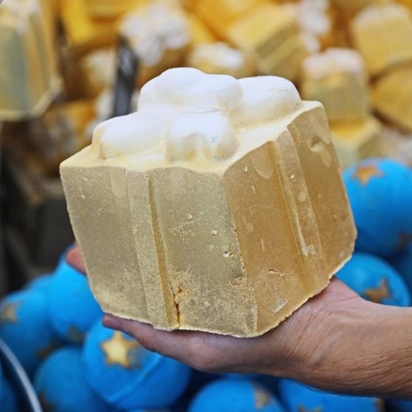 Lush Cosmetics GIANT GOLDEN WONDER BATHBOMB (LE) - Picture 5 of 5